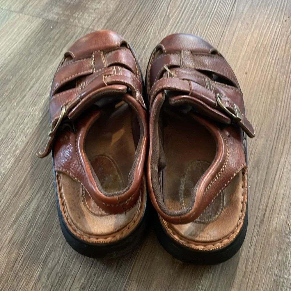 A7- Men’s Size 10 Brown Leather Hush Puppies Sandals